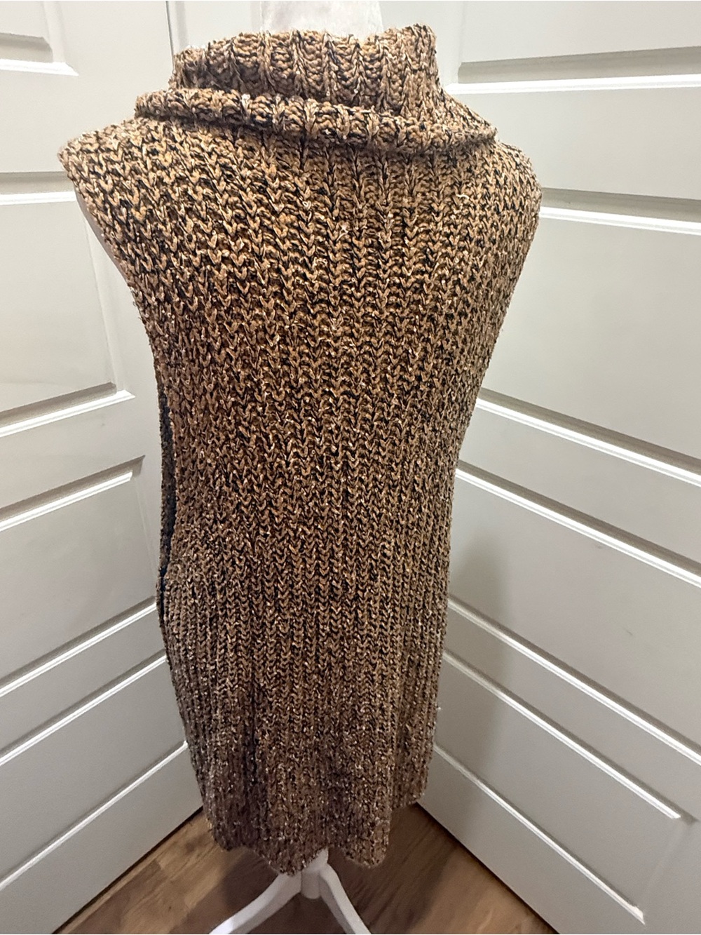 Free People. Valentina Chunky Sleeveless Tunic Sweater. Tan/Navy/White. Medium. - Picture 4 of 14